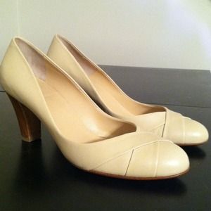 Ferragamo tan stacked pumps