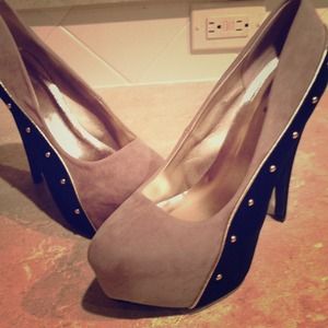 Studded Velvet Color Block Pump -Blk & Taupe 8.5