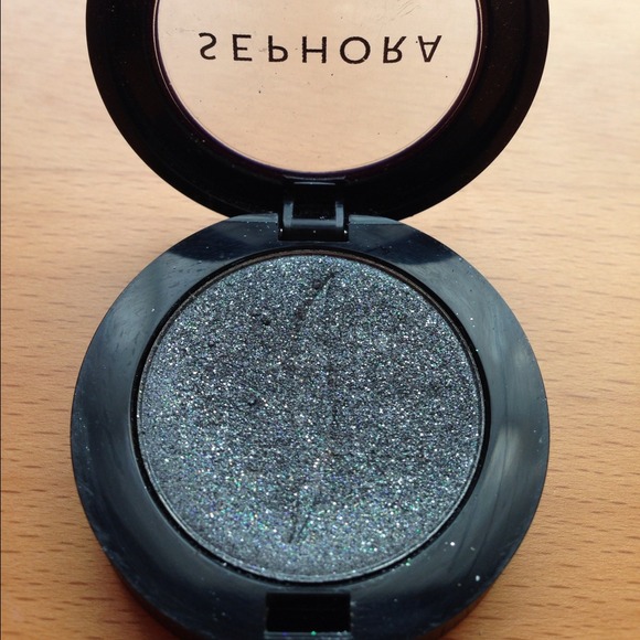 ✨SOLD IN BUNDLE ✨Black/gray shimmery eyeshadow