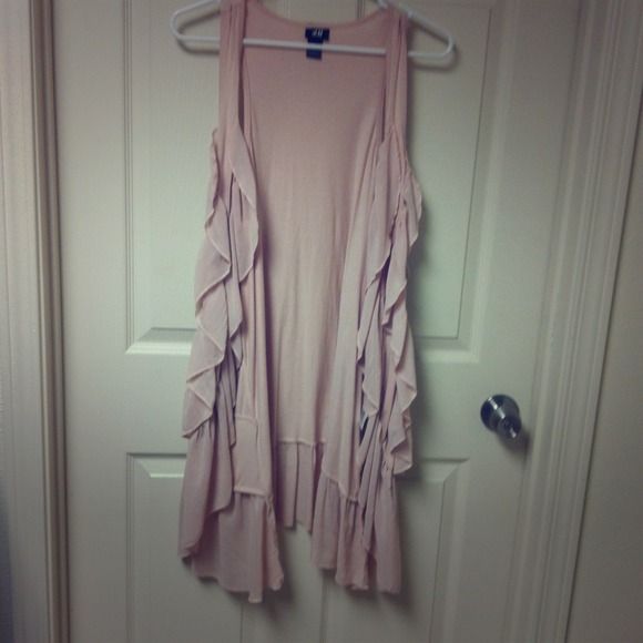 Cute ruffled sleeveless layering top