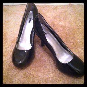 Blck strapless heels.