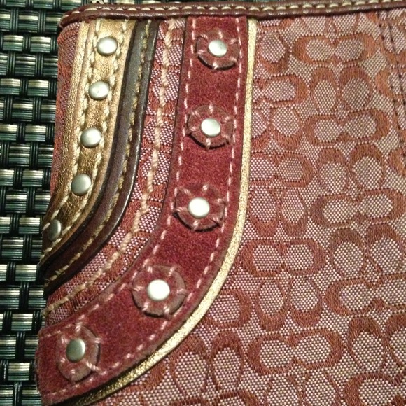 Authentic coach berry wristlet w bronze detailing - Picture 2 of 2