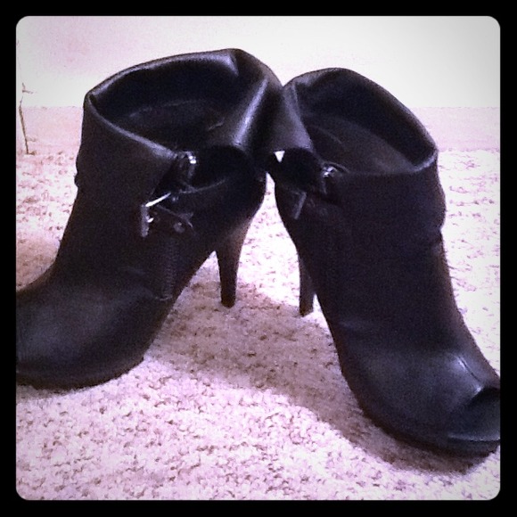 REDUCED Guess brand super sexy heels!