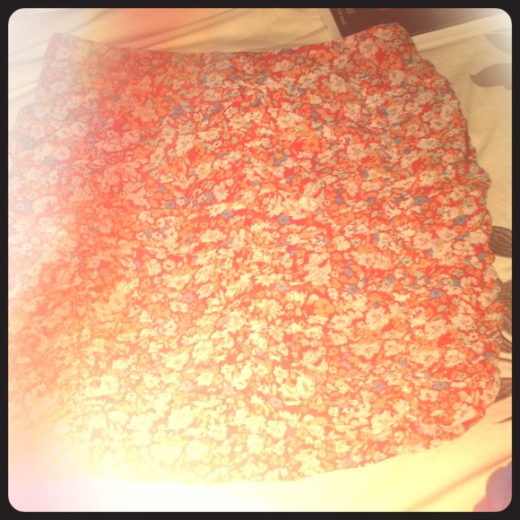 Skirt with flower design and ruffles