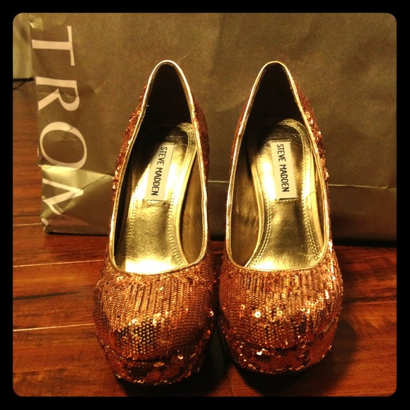 Gently used Steve madden shoes size 6