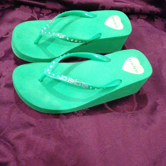 "SOLD"-Bebe-wedge Rhine stones flip flops sizeL💕