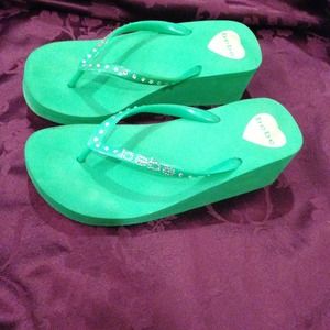 "SOLD"-Bebe-wedge Rhine stones flip flops sizeL💕
