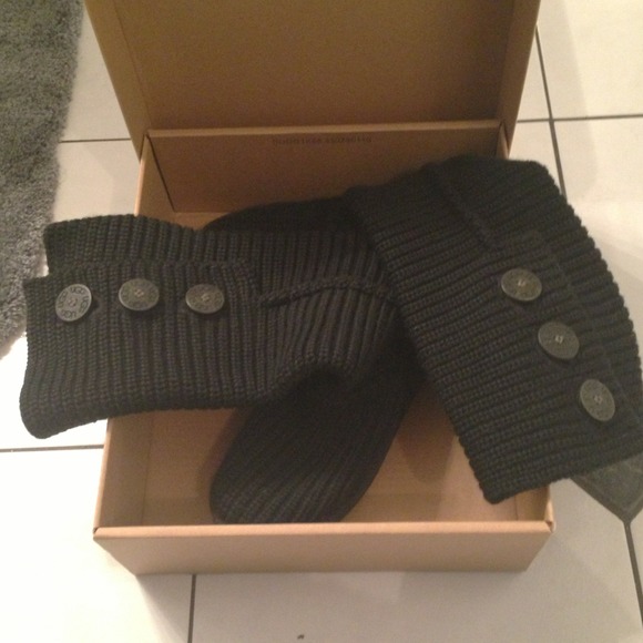 Ugg Classic Cardy boots in Black.