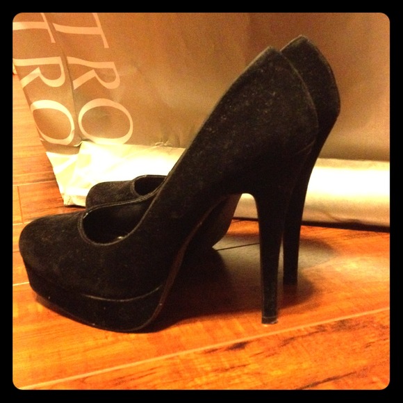 Black velvet shoes size 6