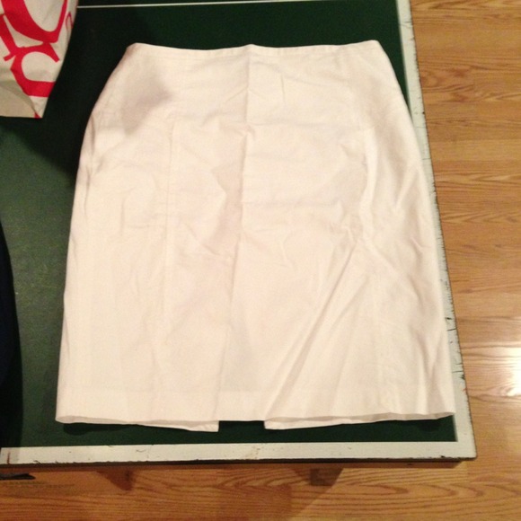 🌟SOLD in a bundle🌟White express pencil skirt