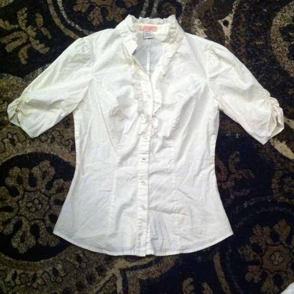 ⛔White button up with ruffle detail.
