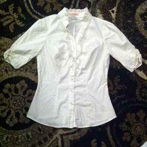 ⛔White button up with ruffle detail.