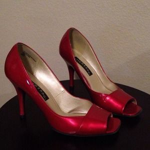 Size 10 red heels