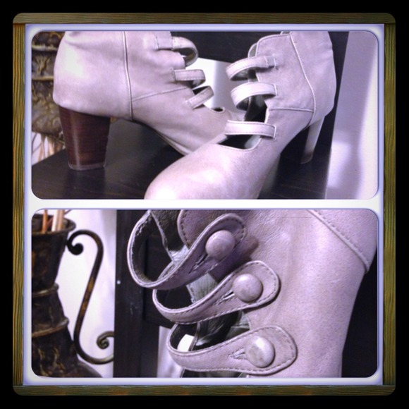 All leather ankle Buttoned booties - Picture 1 of 1