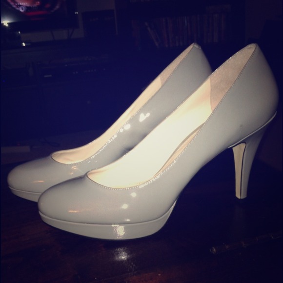 NEVER WORN! Patent leather light gray pumps