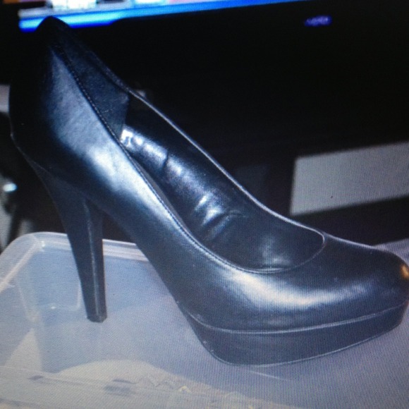 Guess Pumps