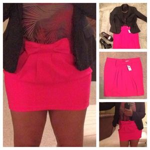 Mini skirt with bow on the front