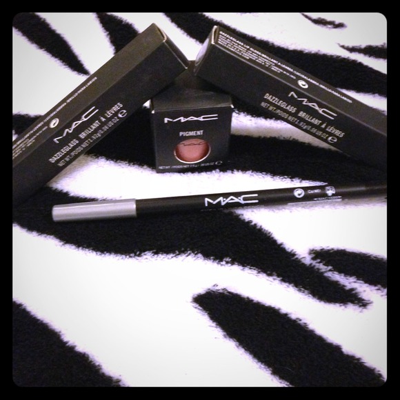 BUNDLE! Mac products.
