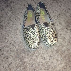 Women's leopard sparkle print Toms, size 10.