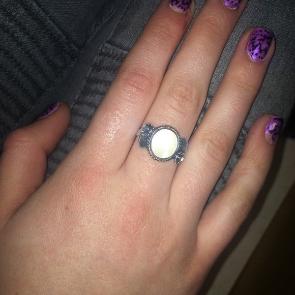 Opal and silver ring with flower accents - Picture 1 of 3