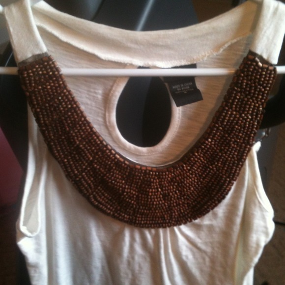 White top with pretty wooden bead design - Picture 2 of 3