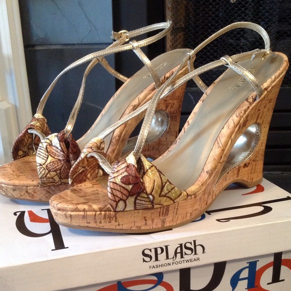 Size 10 cut out wedge by Splash