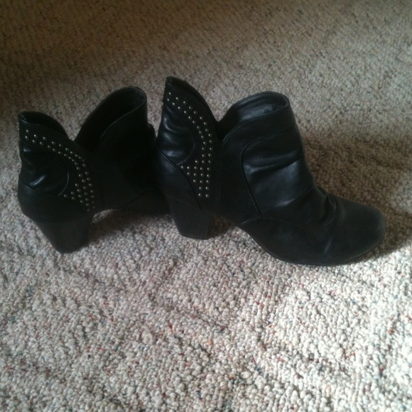 REDUCED❤👍❤faux leather studded booties