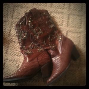 Adorable beaded cowgirl boots!