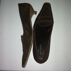 Banana Republic brown suede kitten heel size 10
