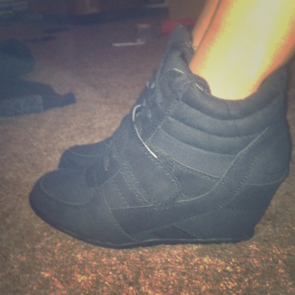 Black sneaker wesge