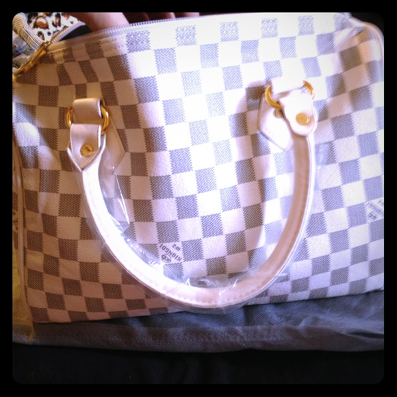 Cute grey and white purse!