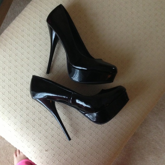 SOLD Black Patent Heels SOLD - Picture 3 of 4