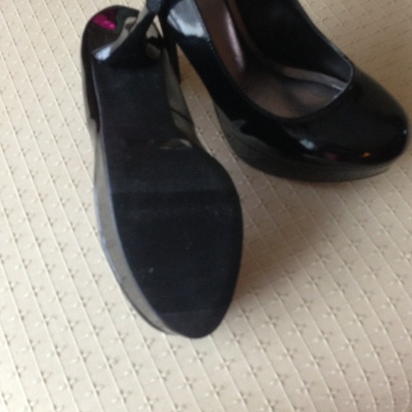 SOLD Black Patent Heels SOLD - Picture 4 of 4