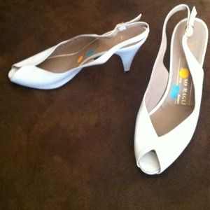 SOLD SOLD SOLD Bruno Magli cream heels