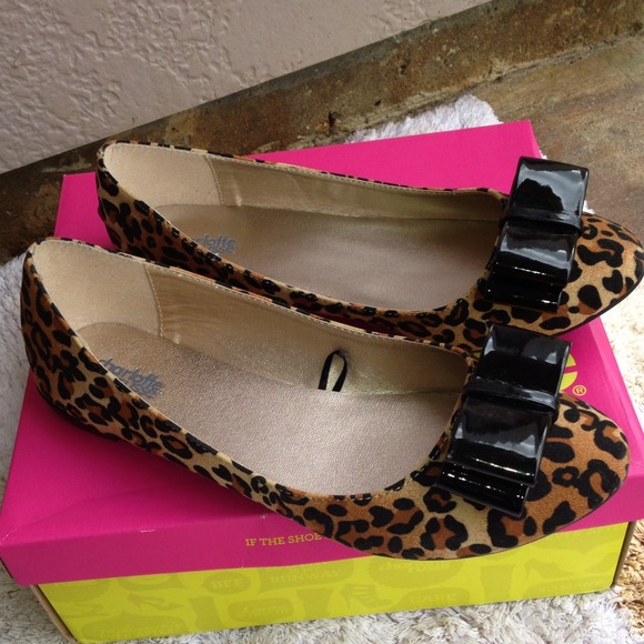 Leopard flats with bow