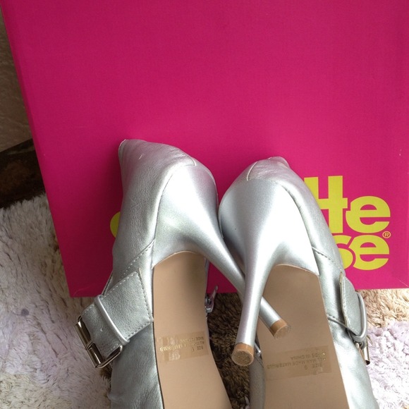 Silver heels - Picture 2 of 2