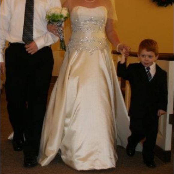 Wedding Dress - Picture 2 of 4