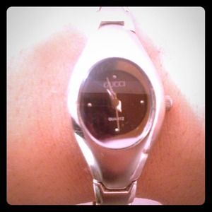 ⬇REDUCED⬇ Gucc slender watch with diamond detail