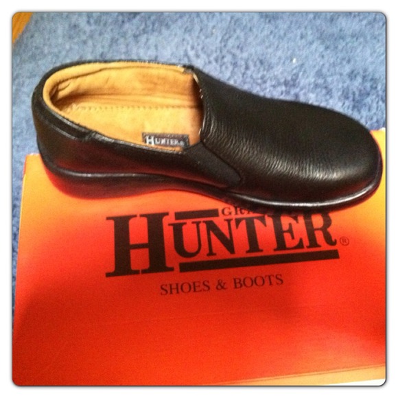 On hold for Aides New hunter shoes black .