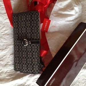 Coach wallet in black. Classic C motif.