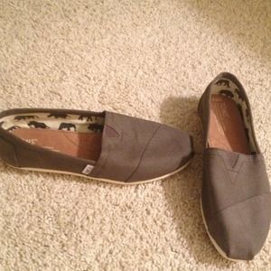 Bnwot TOMS original shoe in gray