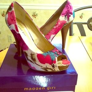 💢REDUCED💢 Madden Girl pumps (floral)