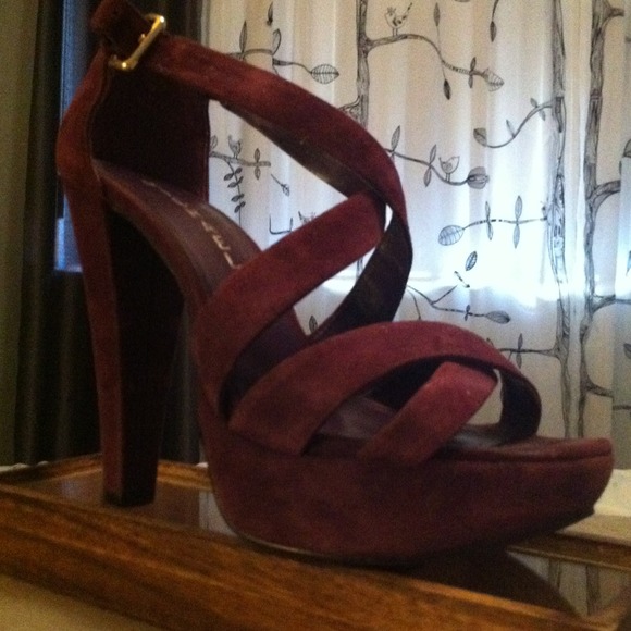 Gorgeous deep violet velvet 4 inch heels