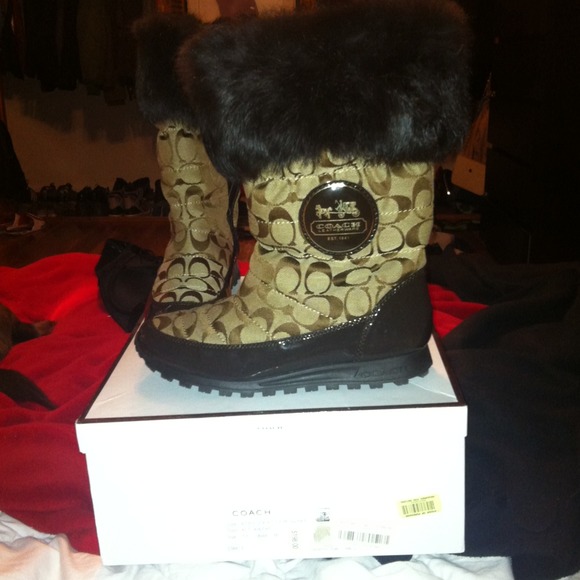 Coach brown fur snow boots.