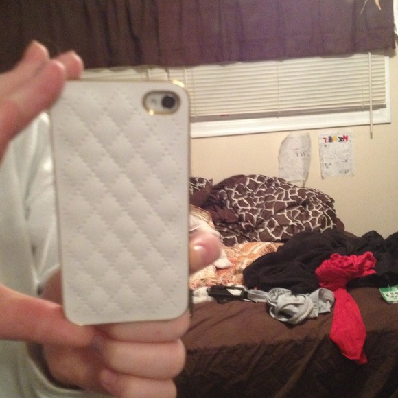 iPhone 4/4s white and gold cushion case - Picture 2 of 4