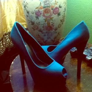 Teal color Qupid high heels. Size 8 1/2.