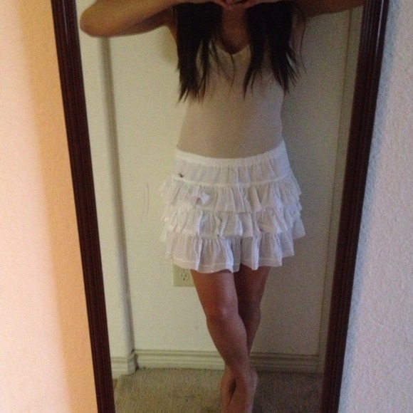 HOLLISTER WHITE LAYERED RUFFLED SKIRT