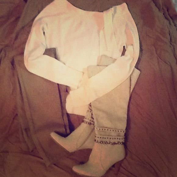 ♨♨♨SOLD♨♨♨Cream color sweater