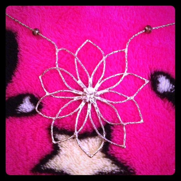 A beautiful sliver flower necklace