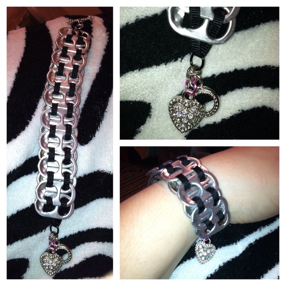 Girly tab bracelet with rhinestone heart toggle - Picture 2 of 3